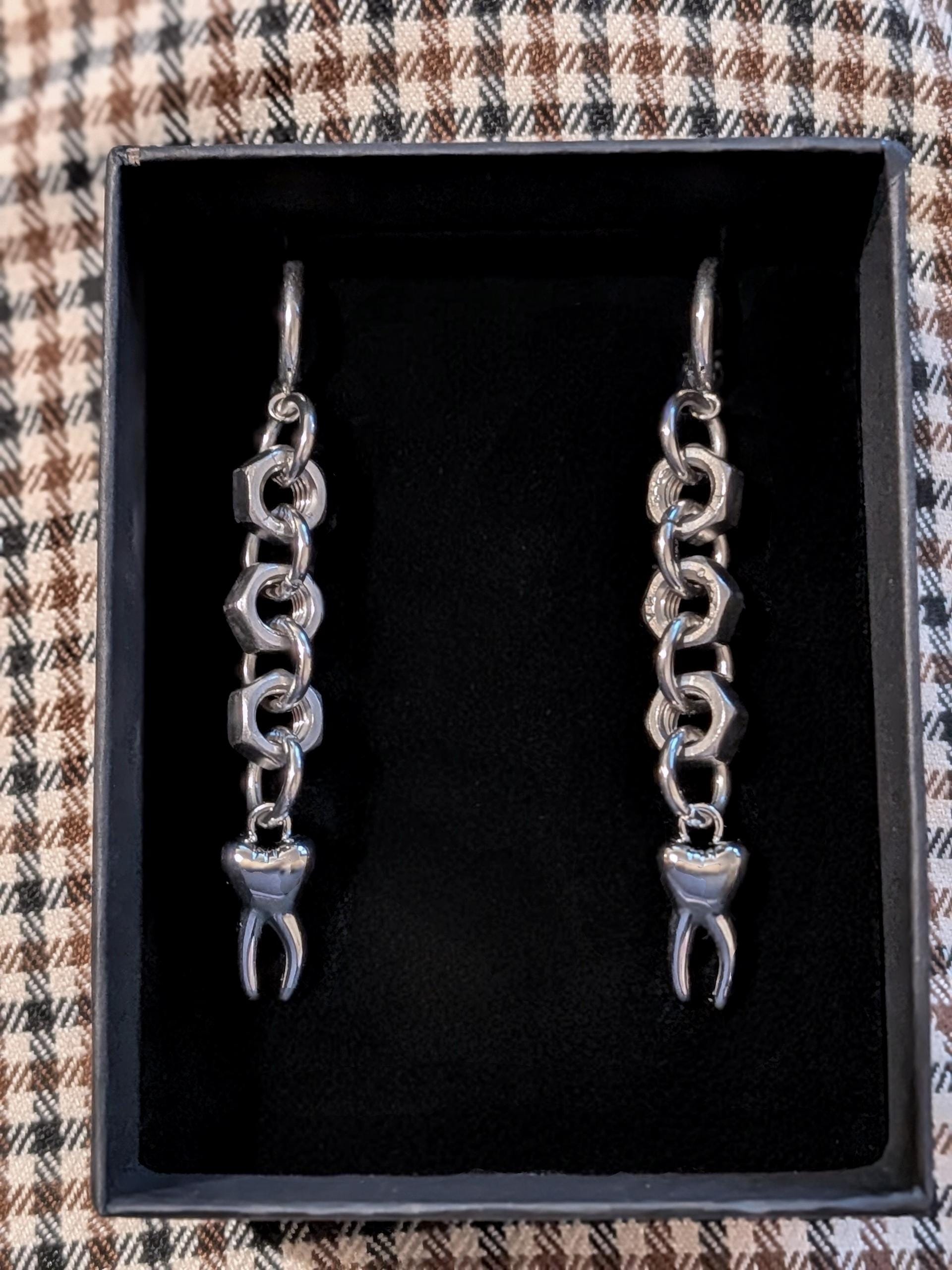 Hardware & Teeth Hoops